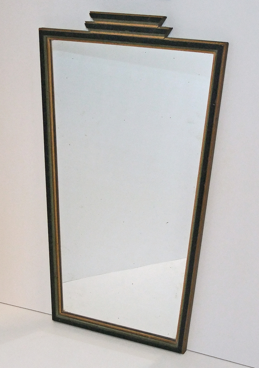 Veggspeil med treramme.
Speilet er "pyntet" øverst.

Form:   grunnformen rektangulær