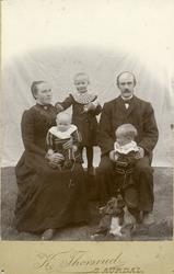 Familieportrett av Herman og Tonetta Leite med barna Olea, A