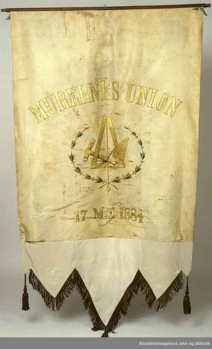 Murernes union.Stiftet 4. november 1882..Bakside..Fanetekst: Murernes Union. 17. Mai 1884