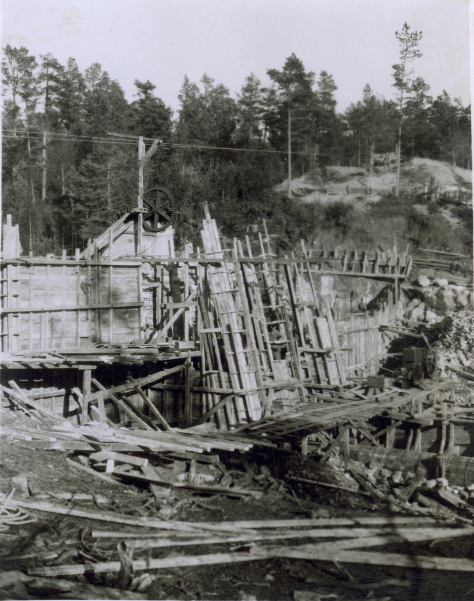 Bygningsarbeid av inntaksdam. Forskaling. Sannsynligvis 1920 - 1921