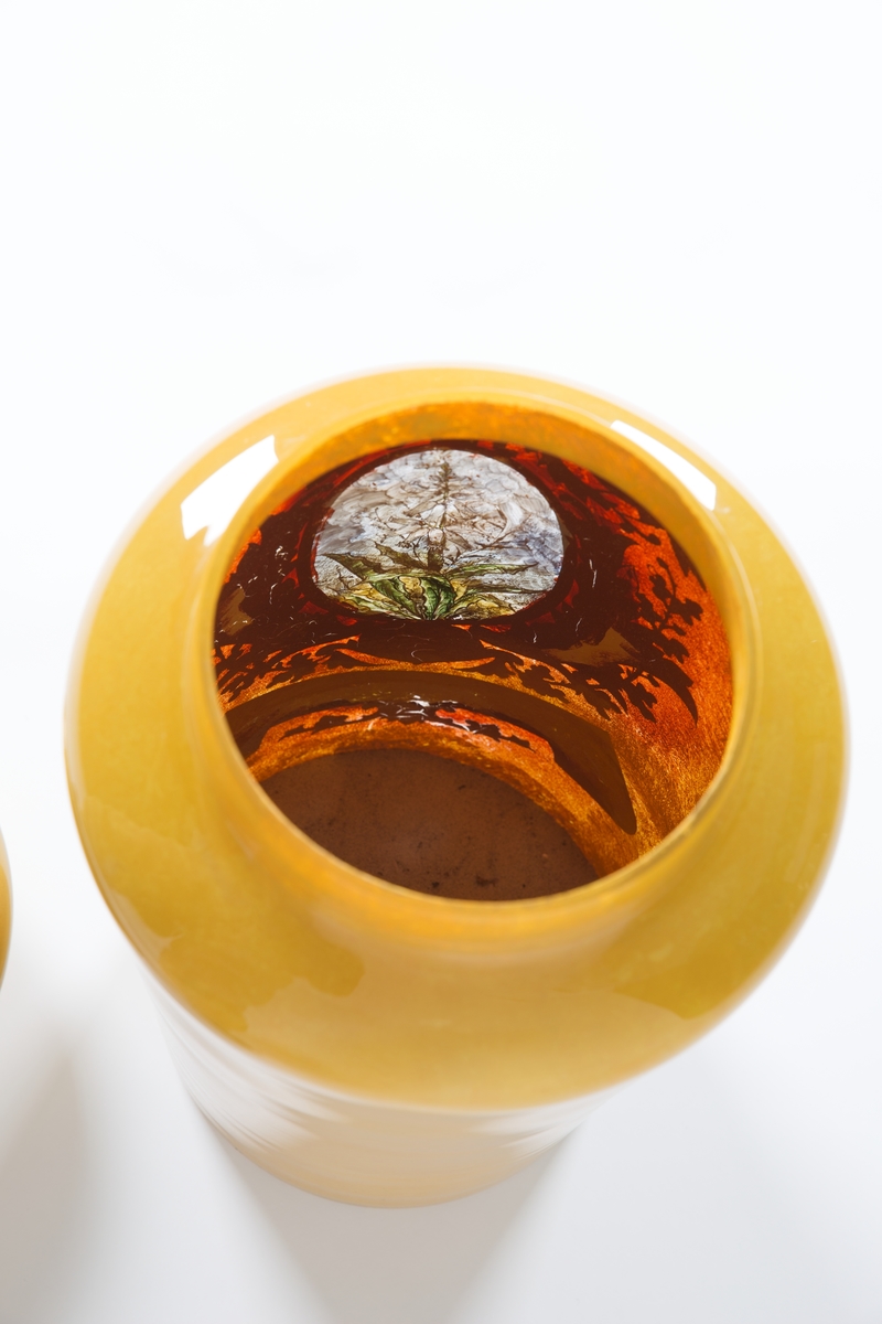 Rundt standkar med overfallende lokk.  Innsiden av glasset er malt med gullfarge.