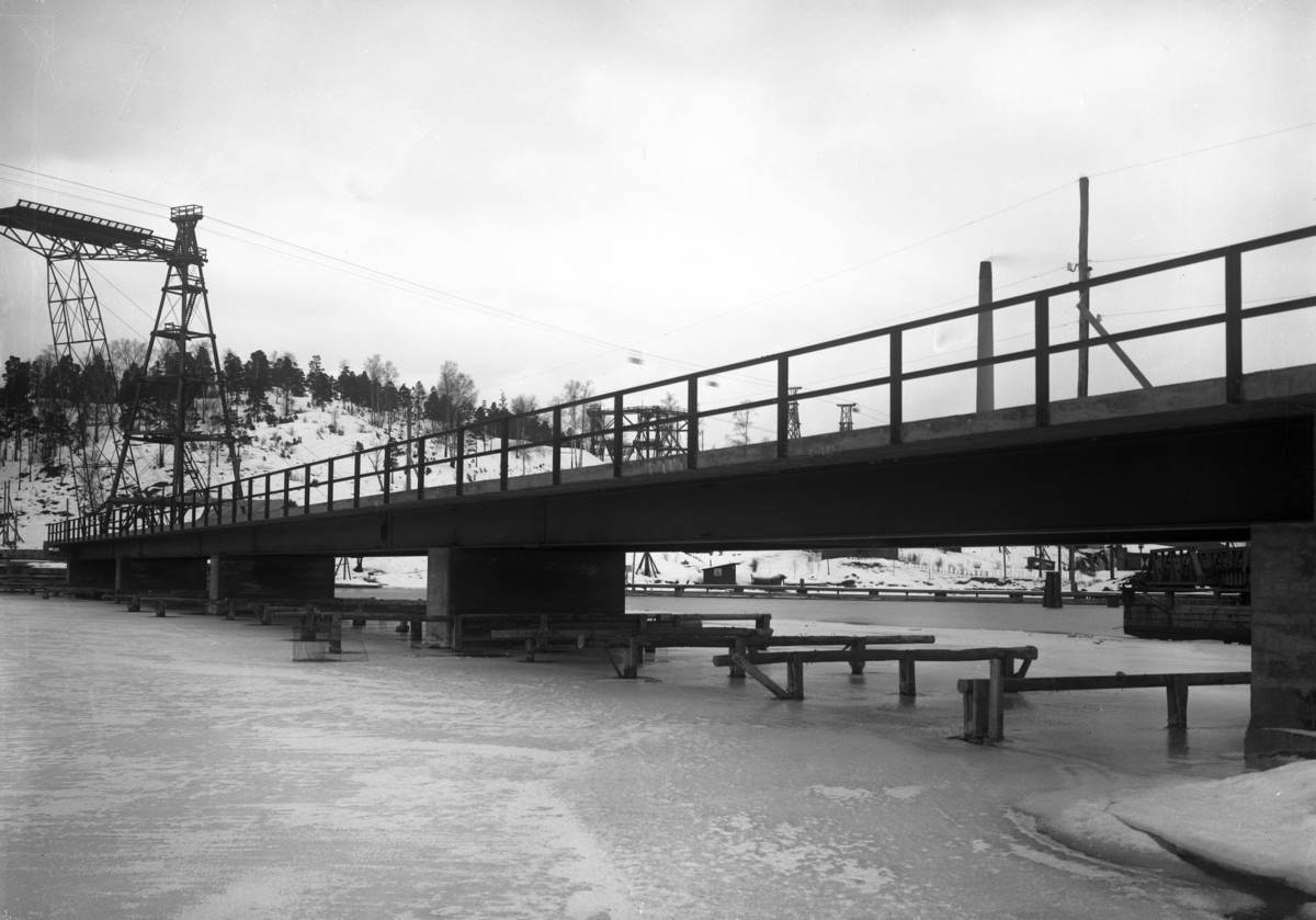 Ny bro över Slottsbrosundet som ersätter den tidigare färjan tas i bruk år 1931.