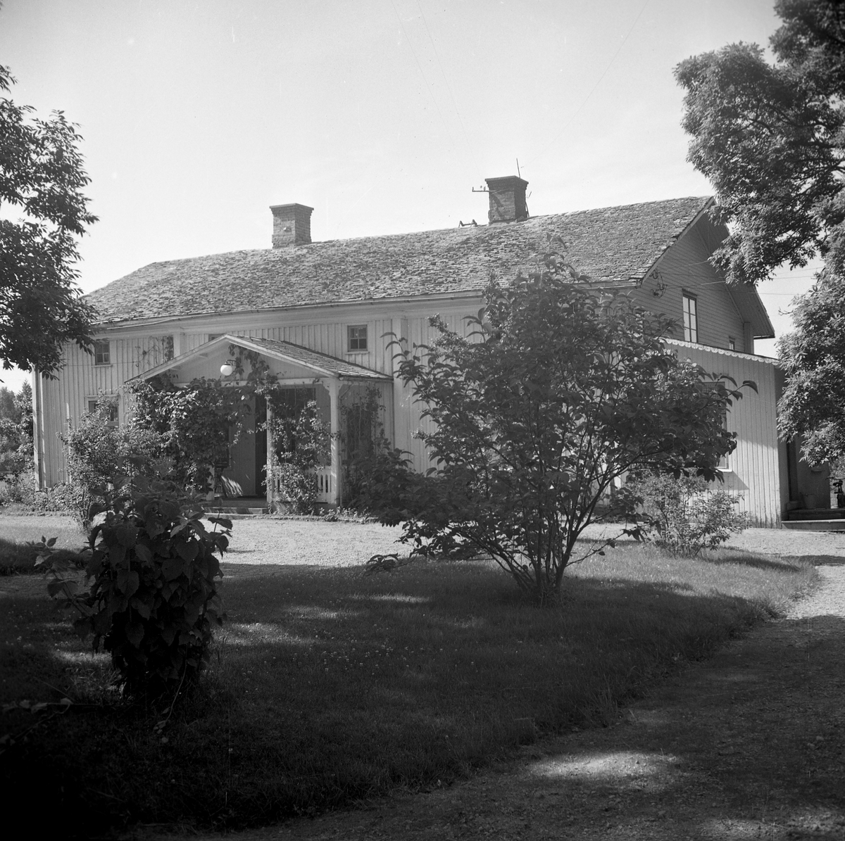 En serie bilder tagna i slutet av 1940-talet av gårdar och bostäder i Karlstads utkanter: Henstad