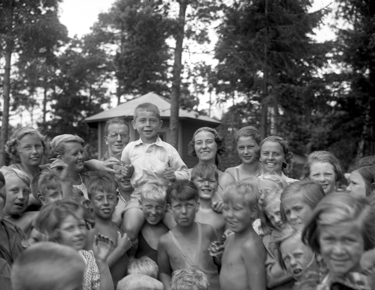Karlstad stads barnläger vid Alsters strandbad år 1936. Den ursprungliga förlagan till senare tids Bomstads-, Örsholms- och Sundstaläger.