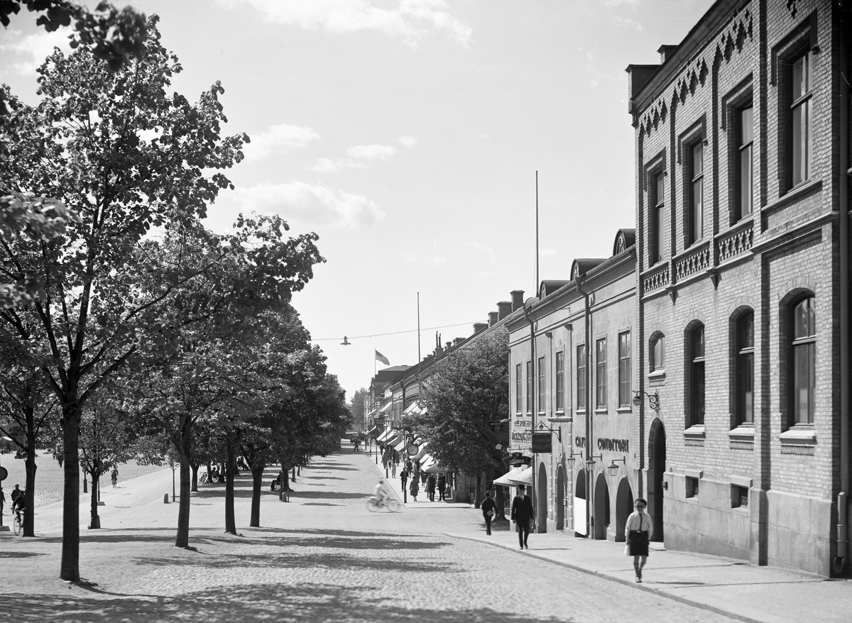 Kungsgatan västerut på en bild tagen under första halvan av 1930-talet. Lägg märke till flaggan som vajar över Statt.