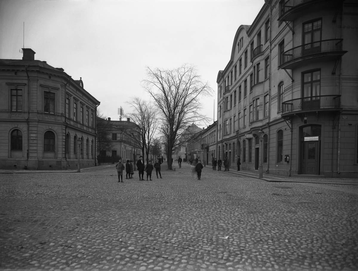 Tingvallagatan från korsningen med Järnvägsgatan år 1912.
