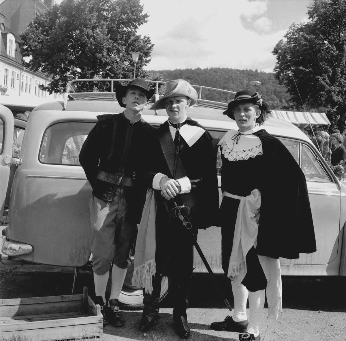 Längst till vänster står Jan Svensson med två män detta är i samband med ett Stora Träffen arrangemang i augusti 1961.