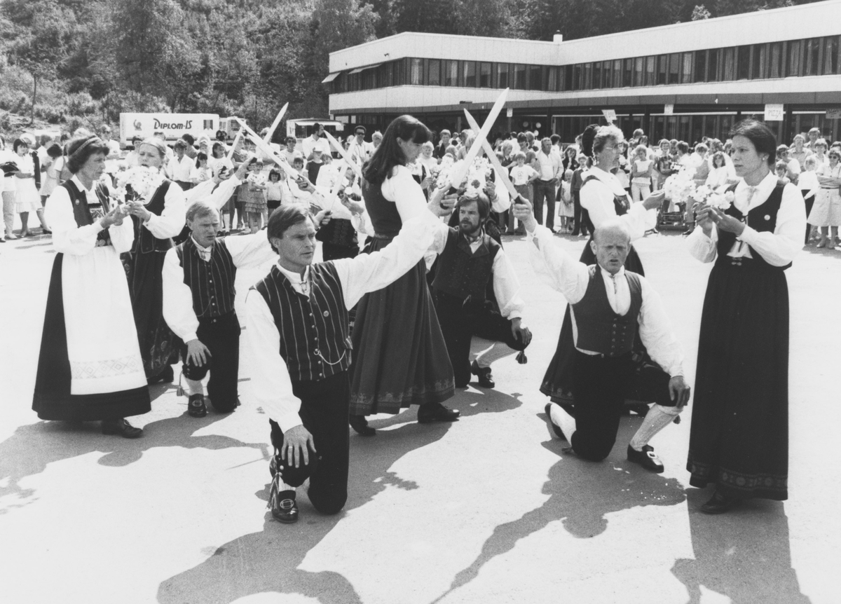 Folkedanslaget Kjerringa med staven danser på Li skole. Kan være på 17. mai.