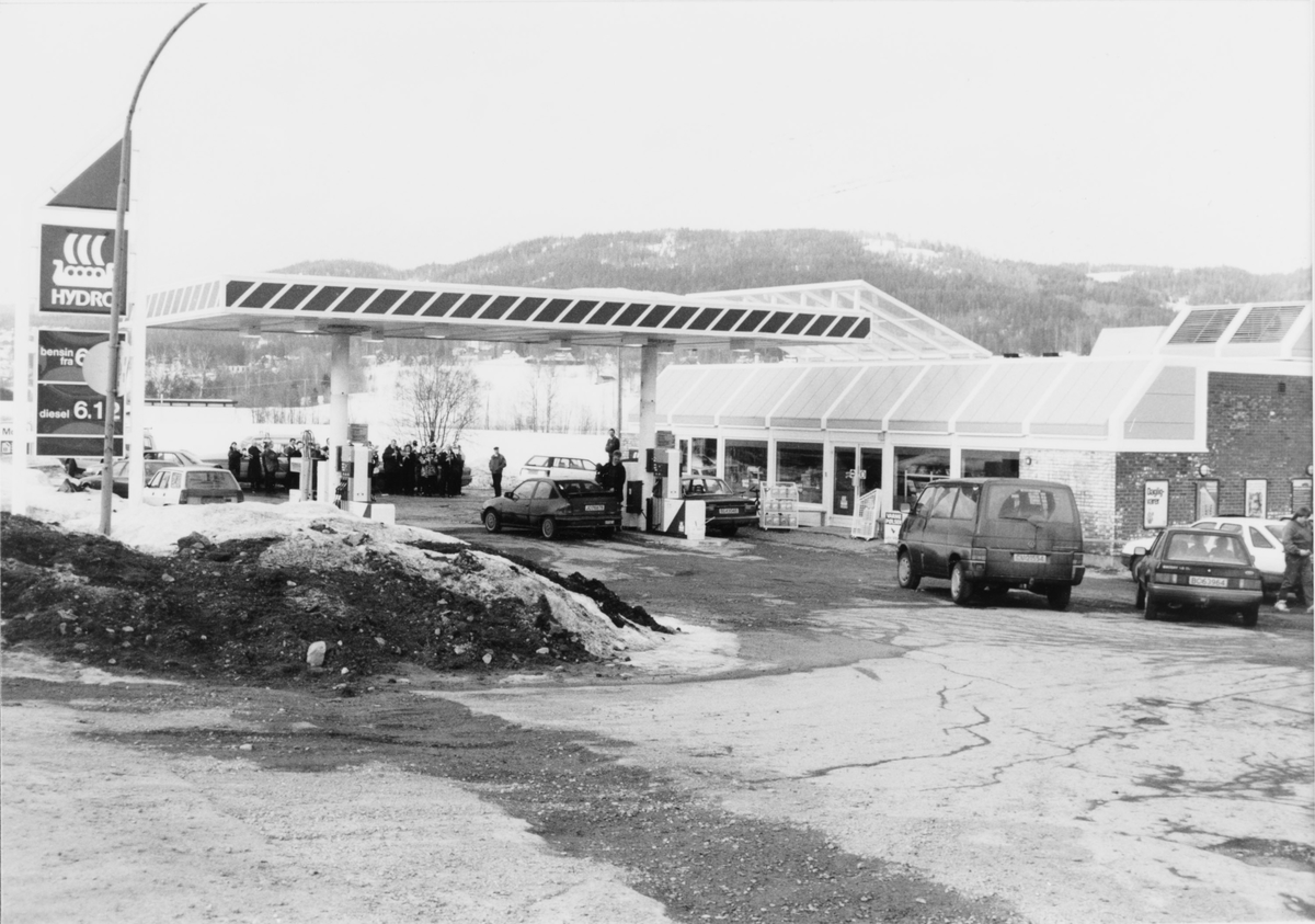 Den tidligere Mobilstasjonen i Hakadal ble til Hydrostasjon og senere, på 2000-tallet, til Shell/7-Eleven i Hakadal.