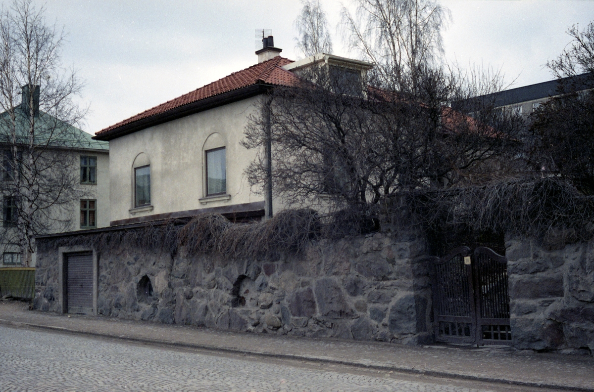 Bildsvit tagen v&aring;rvintern 1972 i Arvika. Styck&aring;sgatan 26. 