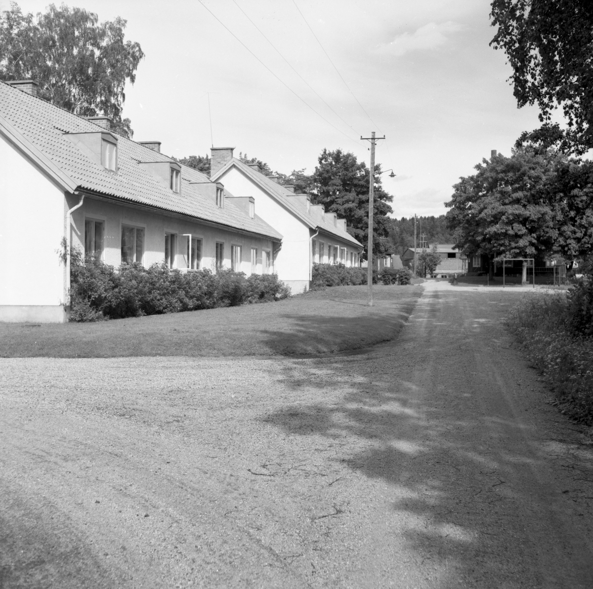 Någonstans i Värmland - från slutet av 1950-talet: Nykroppa.
Kråkåsvägen 10-12 i Nykroppa. Byggda av Uddeholms AB som arbetarbostäder. I en lägenhet var det distrikssköterskemottagning. Uppvärmning med spillvärme/fjärrvärme från järnverkets ugnar.