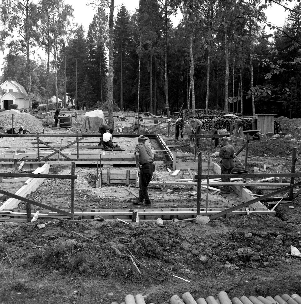 Någonstans i Värmland - från slutet av 1950-talet. Älvenäs, gatan till höger är Åkergatan. Järnvägen som syns går till vänster ner till Rayonfabriken och till höger in till Vålberg. I första byggnaden fanns Wickmans Herrekipering