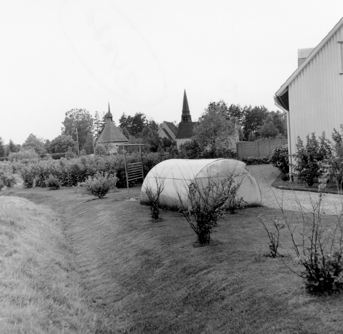 Någonstans i Värmland - från slutet av 1950-talet. Bilden tagen i Munkfors med kyrkan mitt i bild.