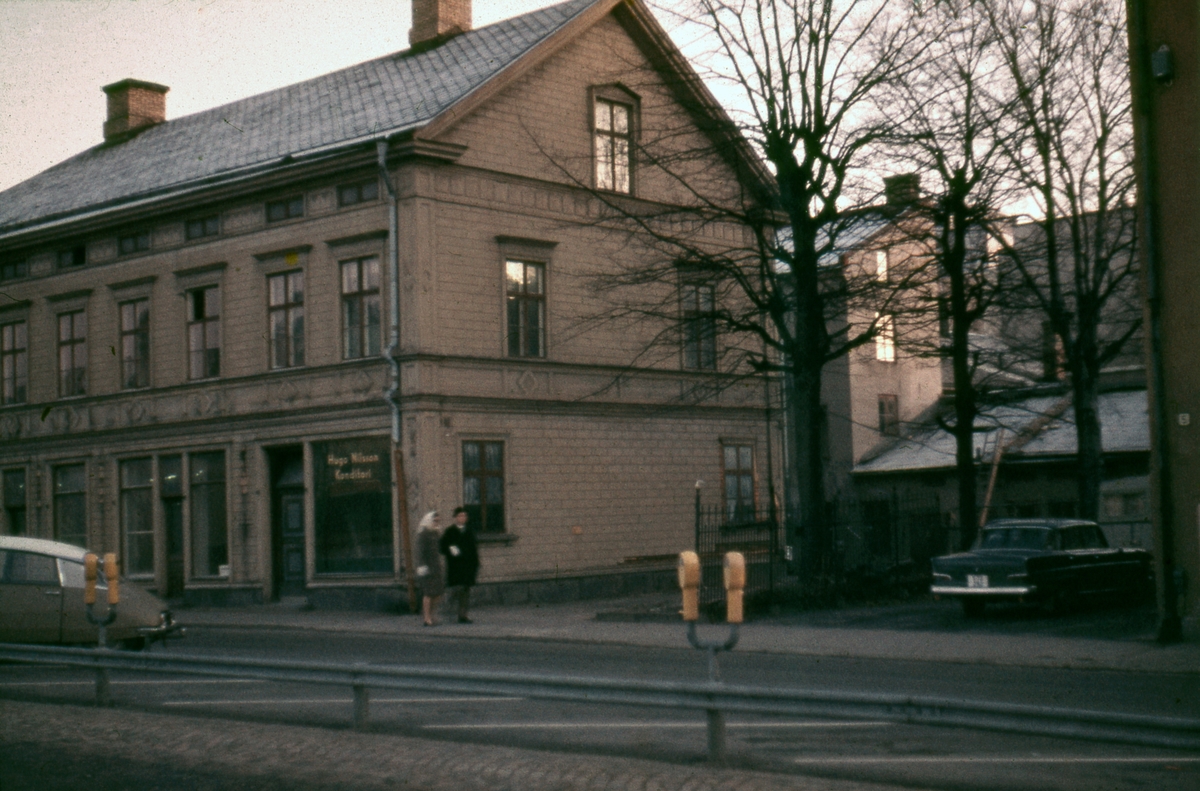 Hugo Nilssons konditori, en oas för real- och gymnasieskolelever under decennier, inför rivning hösten 1970. Huset var byggt 1873.