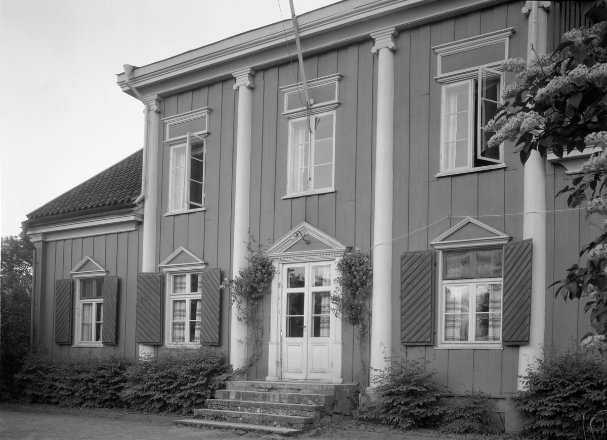 Rosenborgs herrgård på en bild från 1933. Efter att ha ägts under en lång tid av Missionsförsamlingen hyrs fastigheten idag av Montessori-skolan Stellatus.