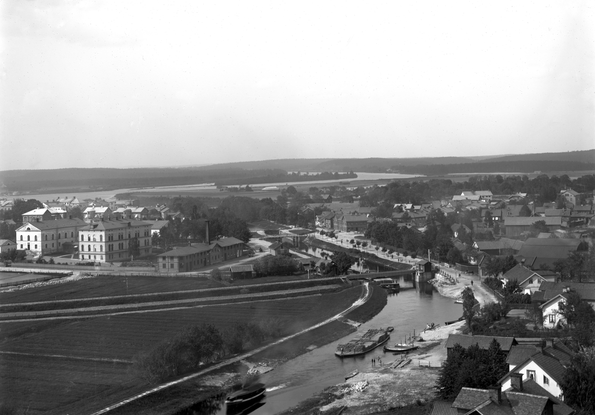 Vy över lasarettsområdet, pråmkanalen och västra Haga på ett foto taget från vattentornet på Herrhagen år 1889.