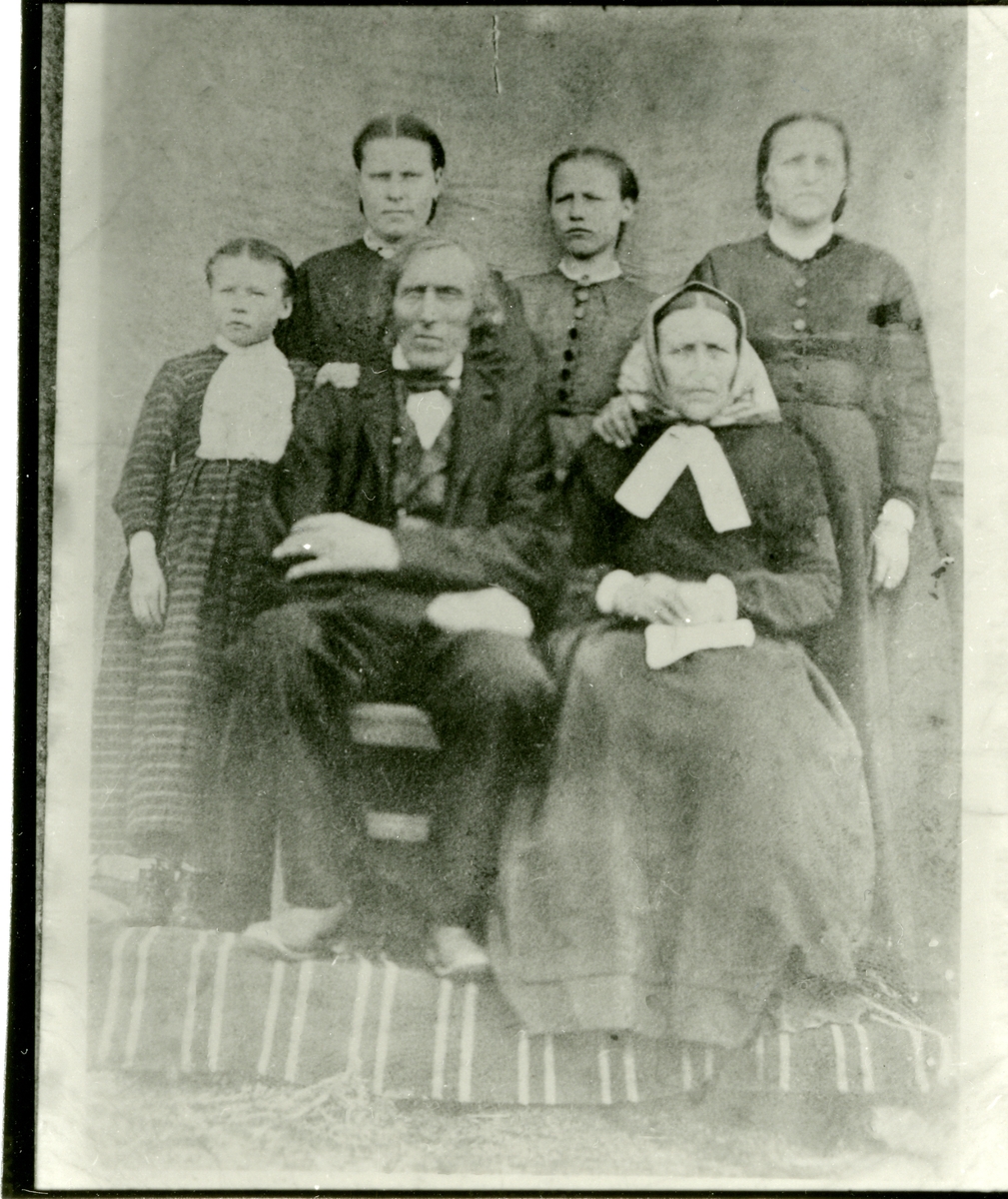 Familieportrett av Per Listrud og kona Gunhild, sammen med barna.