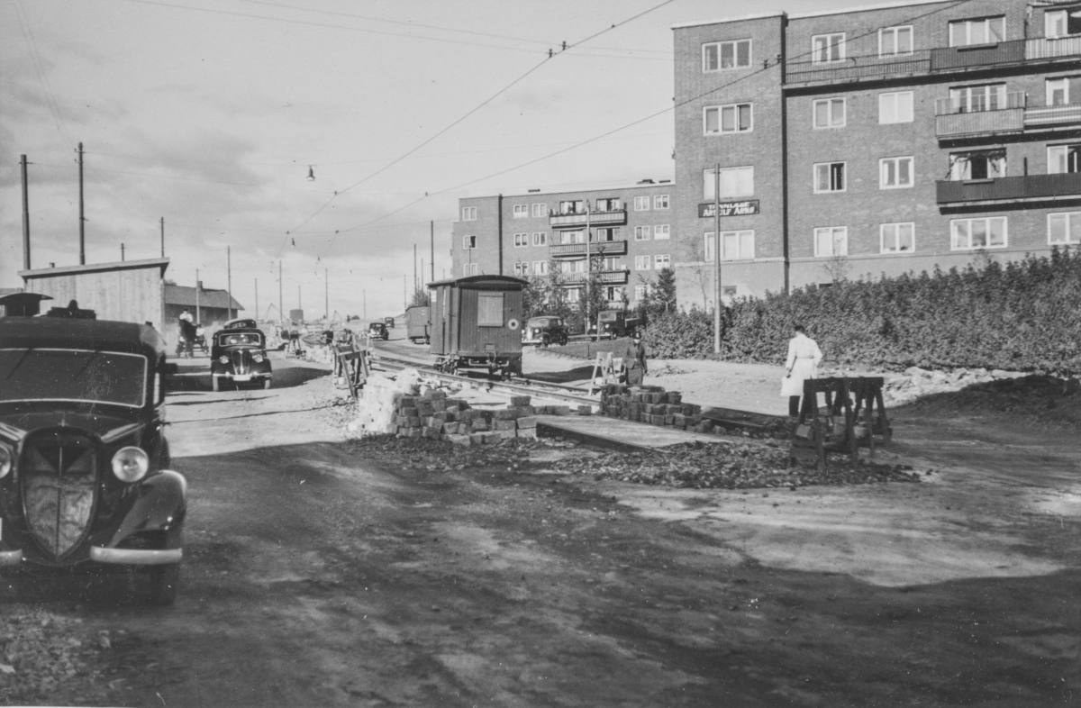 Sveisevogn i arbeid i forbindelse med legging av trikkeskinner i Trondheimsveien. Strekningen ble åpnet  10. desember 1939.