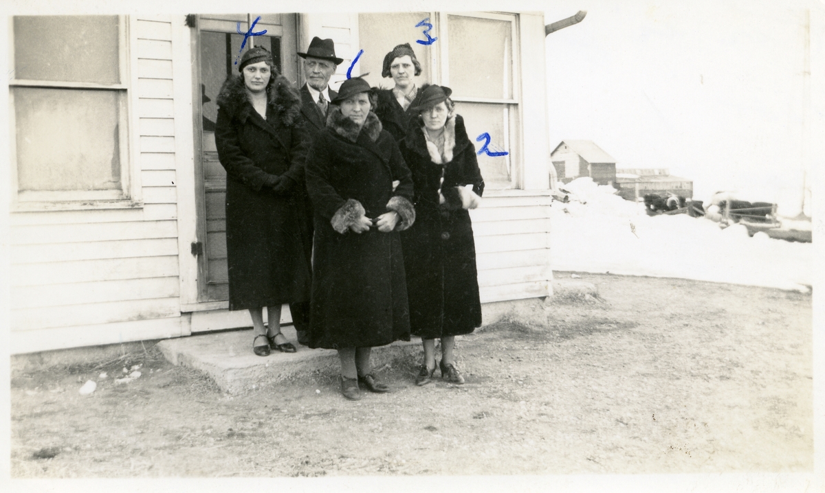 Martin Lunda avbildet med 4 døtre,fra venstre Ella, Mattie, Minnie og Alma. Martin er kledd i dress, slips og hatt. Døtrene har alle lange mørke kåper med pelskrage.