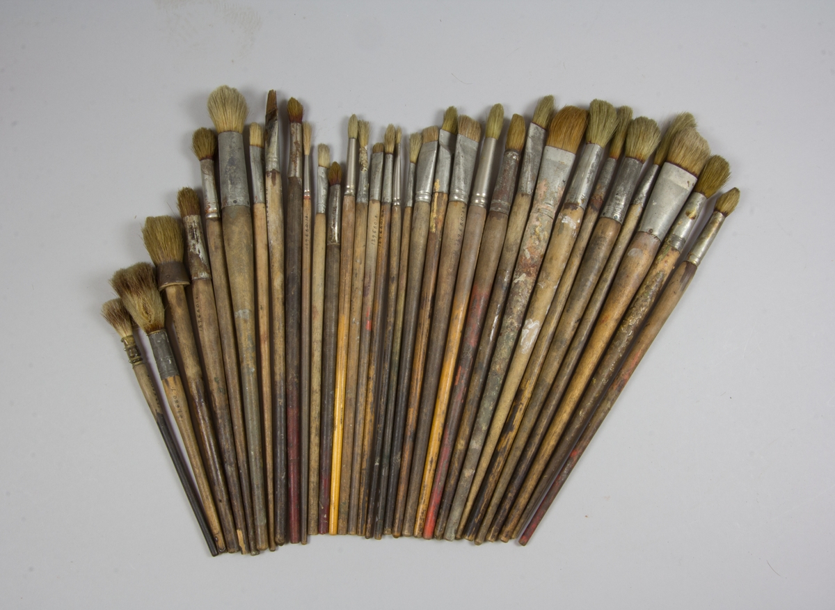 Penslar, 34 st, av trä i varierande storlek med metallhylsa och borst.
