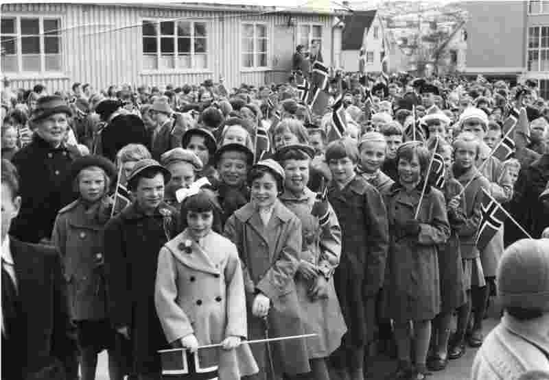 17. mai. Skoleklasse og lærerinne i skolegården foran skolebrakke. 4. klasse 1958.