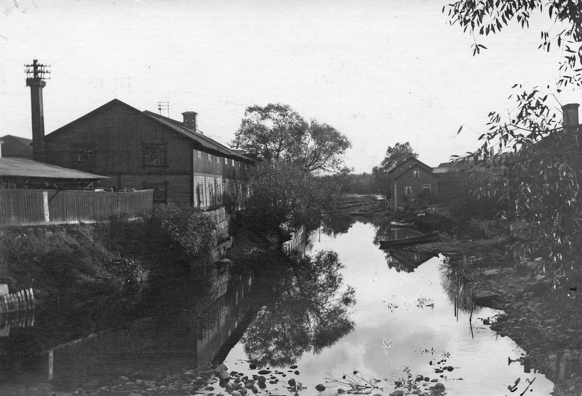 Utsikt från dammbron neråt ån, 1900