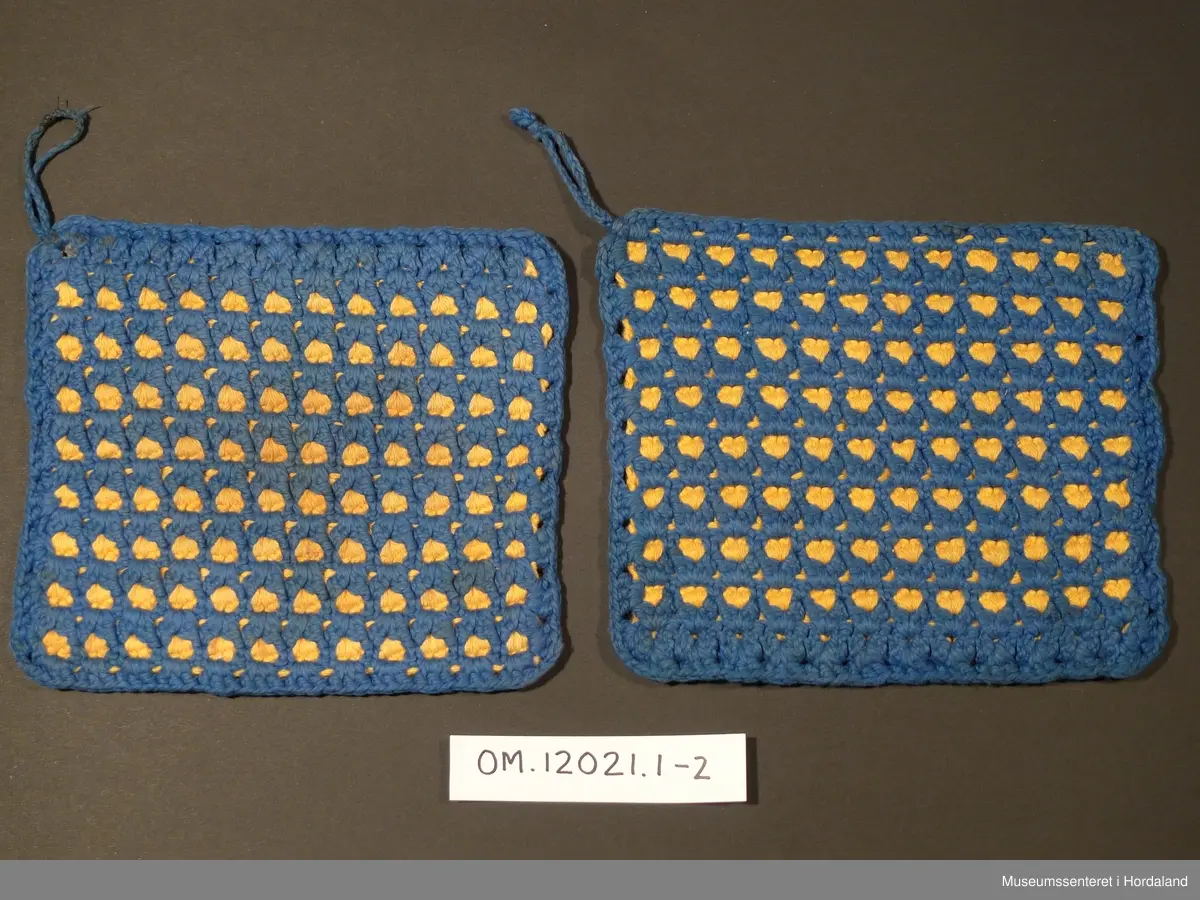 Grytelappane er hekla i eit slags dobbelhekling i stavar. Fargane er brukte for å understreka mønsteret.  Dei er firkanta og har hempe i eine hjørna, hekla med luftmasker, fastmasker rundt heile grytelappen.