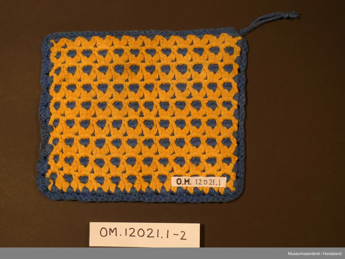 Grytelappane er hekla i eit slags dobbelhekling i stavar. Fargane er brukte for å understreka mønsteret.  Dei er firkanta og har hempe i eine hjørna, hekla med luftmasker, fastmasker rundt heile grytelappen.