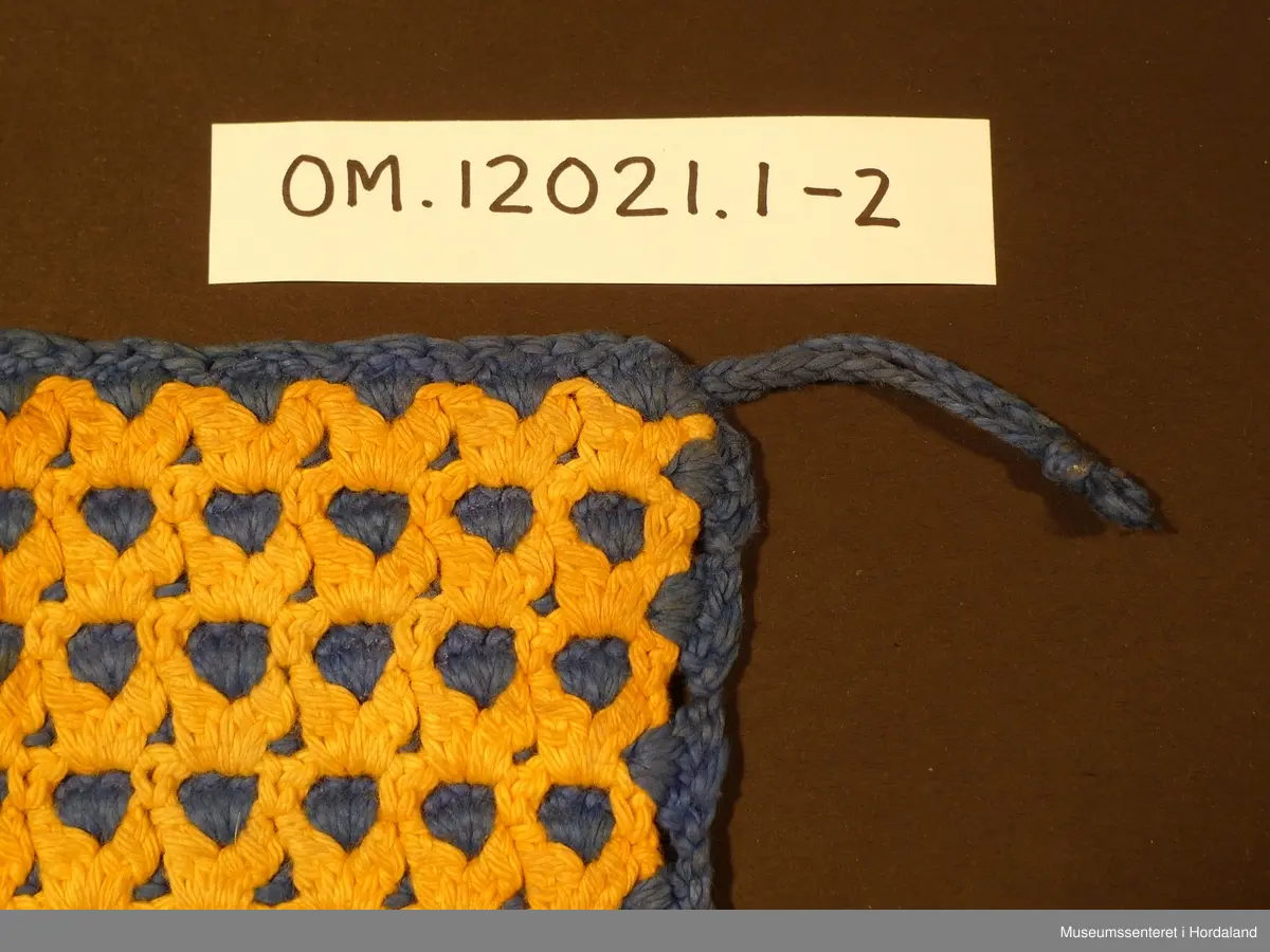 Grytelappane er hekla i eit slags dobbelhekling i stavar. Fargane er brukte for å understreka mønsteret.  Dei er firkanta og har hempe i eine hjørna, hekla med luftmasker, fastmasker rundt heile grytelappen.