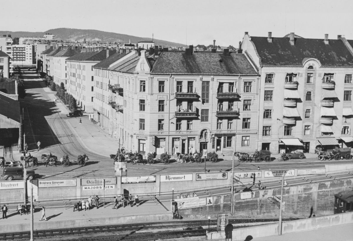Majorstuen stasjon på Holmenkolbanen. I bakgrunnen tyske tropper, på vei oppover Slemdalsveien.