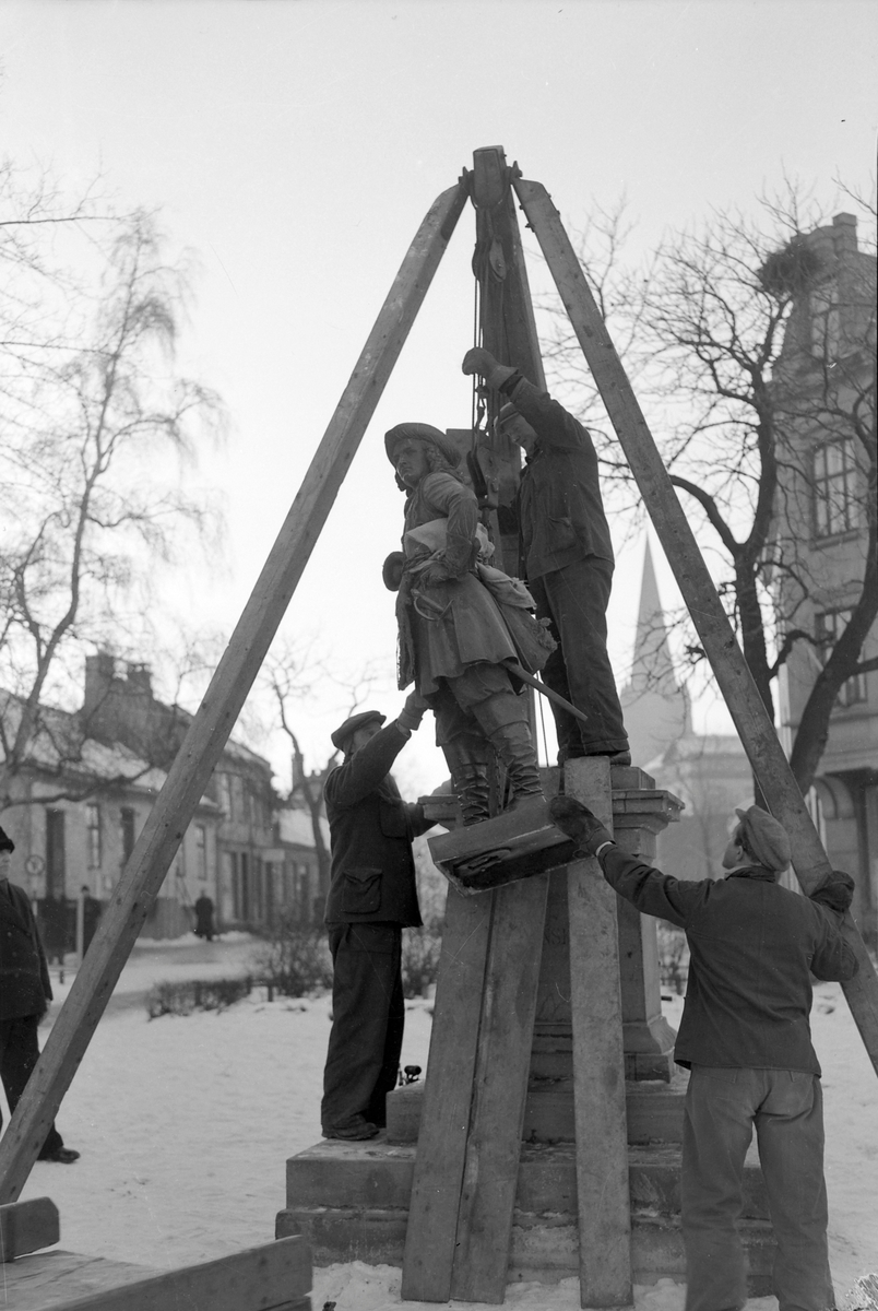Statuen av Tordenskiold heises på plass etter reparasjon