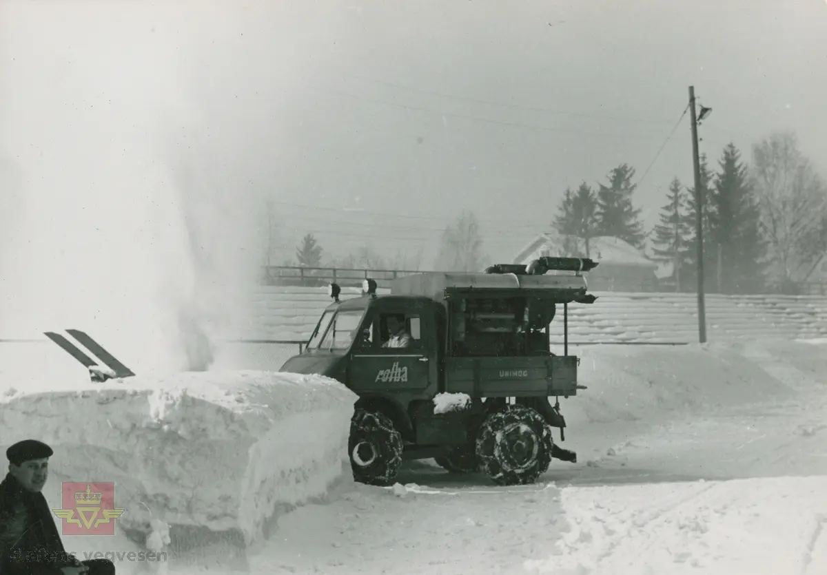 Demonstrasjon av Rolba produkter. Unimog lastebil  med snøfreser. Klikk på pilen til høyre for å se flere bilder.