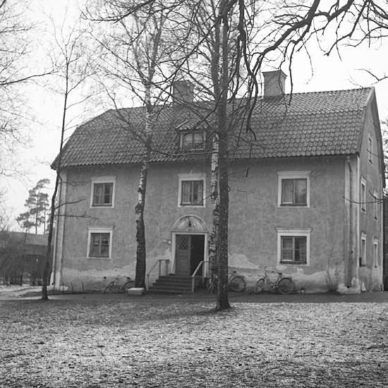Reijmyre glasbruk. 1948-49. Bruksgårdens västra flygel som vid den tiden var Reijmyres postkontor och telefonväxel.