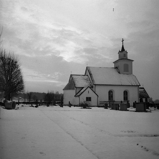 Kånna kyrka med kyrkogård. Vinterbild, 1950.