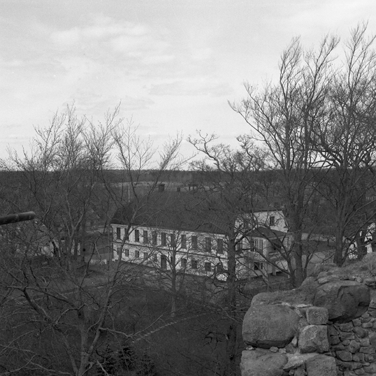 Bergqvara slottsruin, sydvästra hörnet av ruinen och Bergkvara herrgård från S. 1953.
