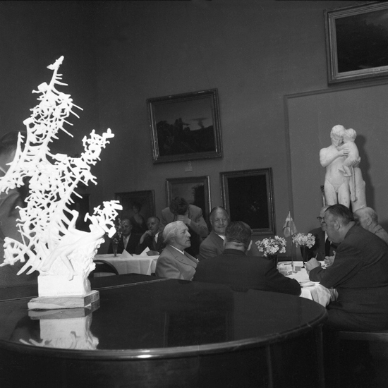 Presentationen av Carl Milles verk "Dacke drömmer" i Konstsalen på Smålands museum. Till höger om skulpturen syns skulptören, Carl Milles.