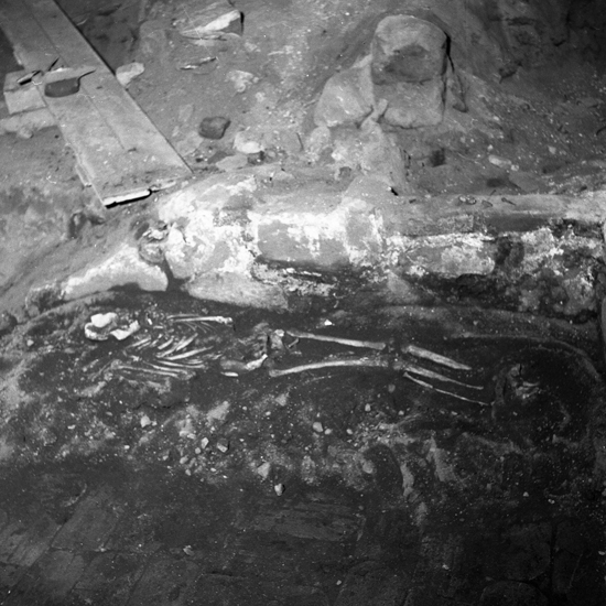 Växjö domkyrka, restaurering 1957. L3: centralgraven, skelett VII, från S.