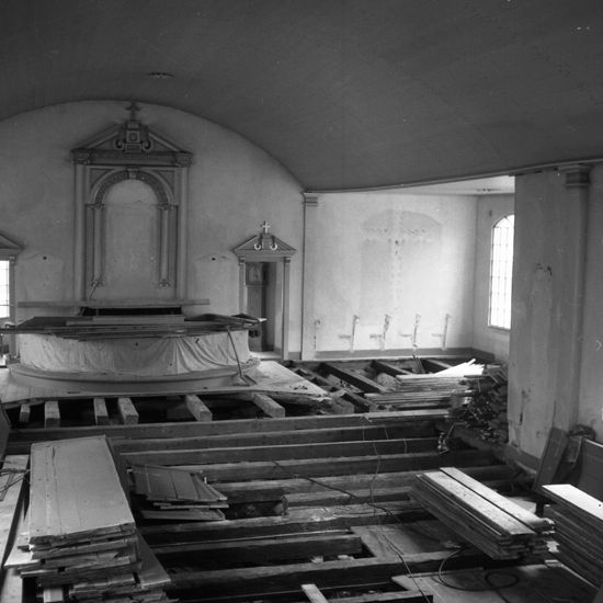 Uråsa kyrka, restaurering av kyrkan hösten 1959.