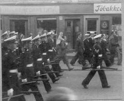 Antatt Honningsvåg. Kongeparade i Storgata under besøket av 