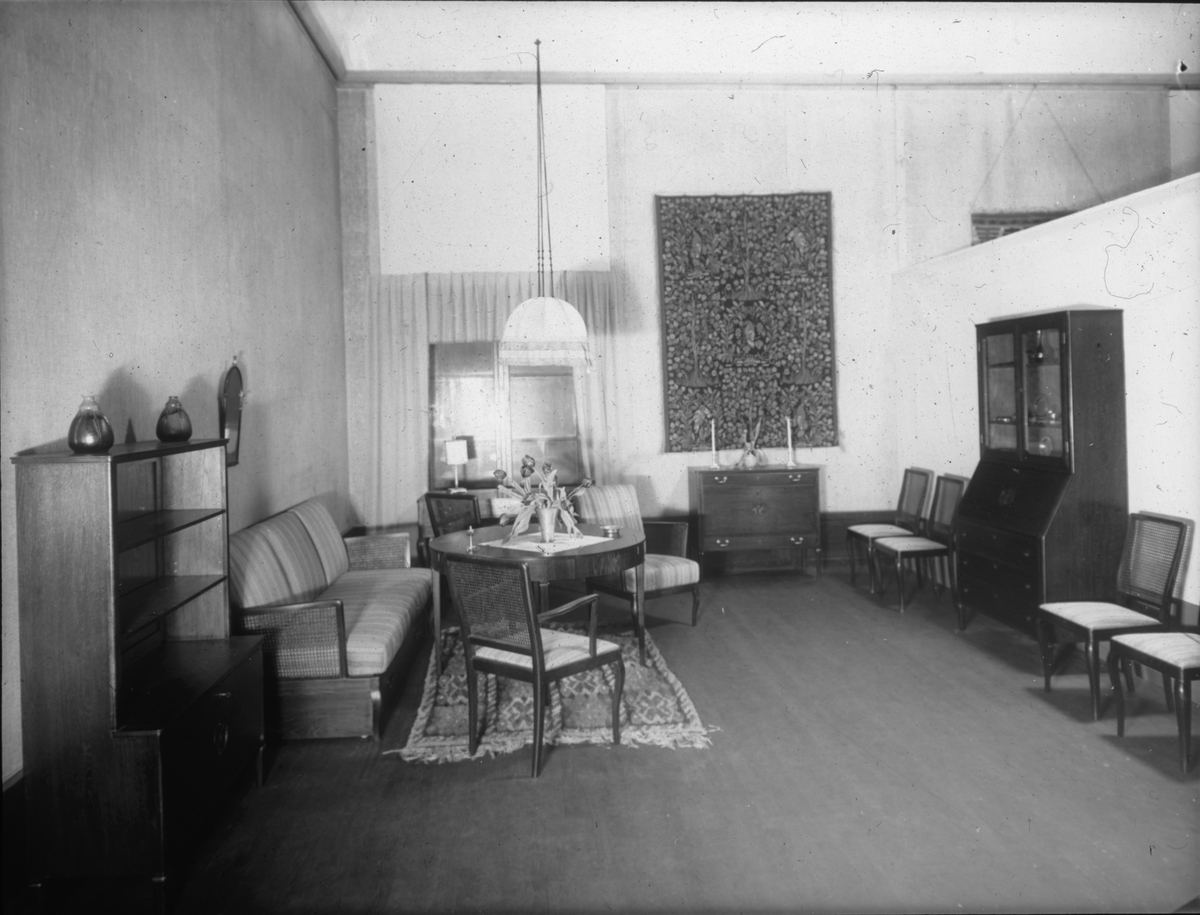 "Bygge och Bo" utställning på Liljevalchs konsthall 1925.
Rumsinteriör.