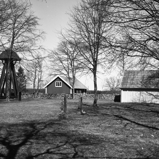 Dänningelanda gamla kyrkogård med klockstapel. 1971.