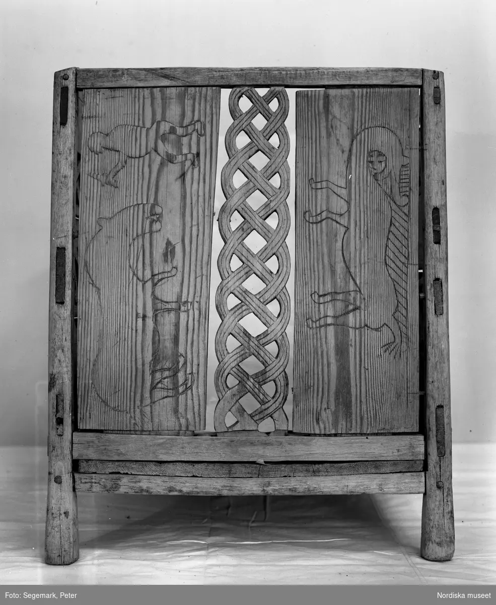 Ullkorg eller kardskäppa av trä med skurna ornament i fornnordisk stil. Korgen kommer från Vikarbyn, Rättvik i Dalarna och finns nu i Nordiska museets samlingar med inventarienummer NM.0990221.