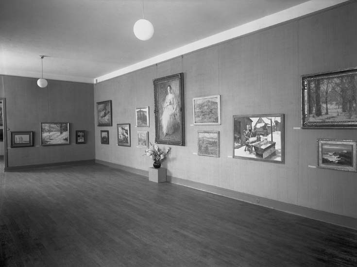 Svensk- amerikanska samlingen i Smålands museum, 1936. 
I mitten av bilden syns mrs Thyra Petersons porträtt (i vars namn hennes
make, dir. Charles S. Peterson, gjorde donationen).