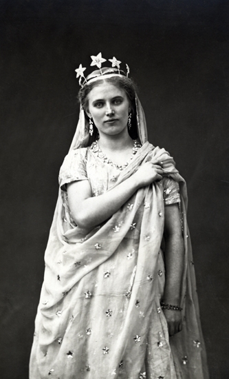 Rollporträtt av Christina Nilsson som Nattens Drottning i Trollflöjten. Hon bär klänning, krona och örhängen.