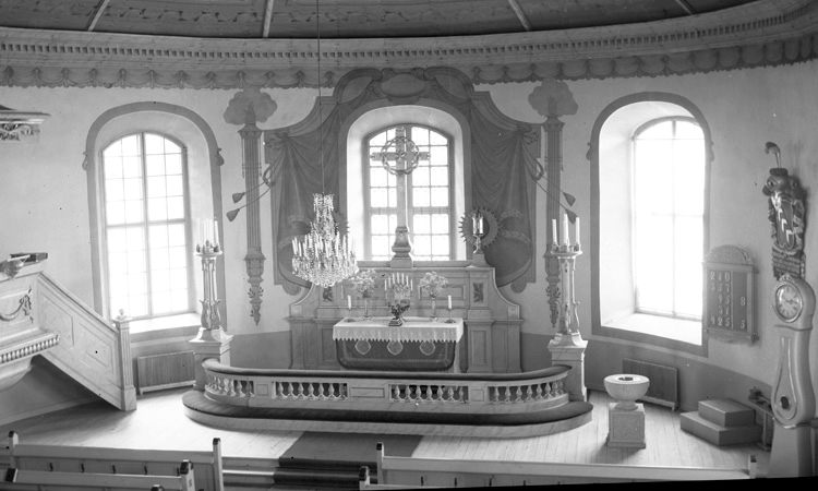 Foto i kyrkan mot altaret.
Kyrkan i Gällaryd uppfördes 1782-86 under ledning av murarmästare Hans Lundström,Laholm. Den byggdes i sten,slätputsades och vitkalkades.
Taket försågs med listverk vid renoveringen 1908. Vid detta tillfälle försågs koret med draperimålning runt mittfönstret och en altarprydnad bestående av ett kors stående på en bred sockel. 1944 igensattes korets mittfönster och dekoren målades över till förmån för en altaruppställning bestående av pilastrar omramande en ny altartavla.