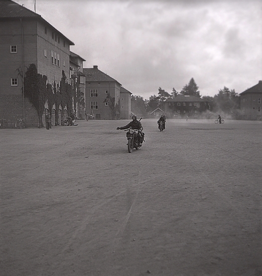 Några män på motorcyklar är på väg ut från kaserngården, I 11, Växjö.