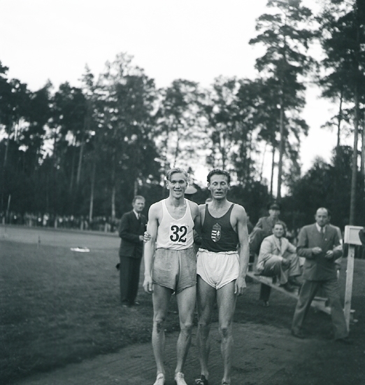 Internationellt på Värendsvallen, 1943. 
Två idrottsmän på Värendsvallen. Den till höger är troligen från Ungern.