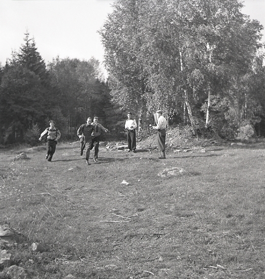 Orientering, 27/9 1942. Ett antal ungdomar på ett litet gärde, springer i mål.