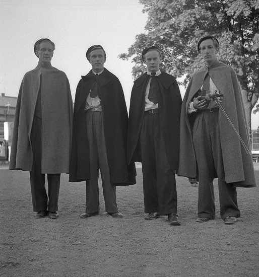 Barnens Dag, 31/5 1946.
Några unga män i slängkappor och skolmössor. En av dem har en fiol i handen.