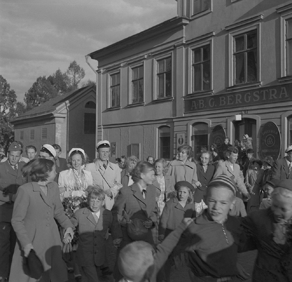 Studenterna första dagen, 1950.
Studenter och anhöriga på väg uppför Storgatan mot Stortorget. 

Angående avgångsklasserna 1950 - se "Lärare och Studenter vid Växjö Högre Allmänna Läroverk 1850-1950" (1951), s. 193-196, 289.